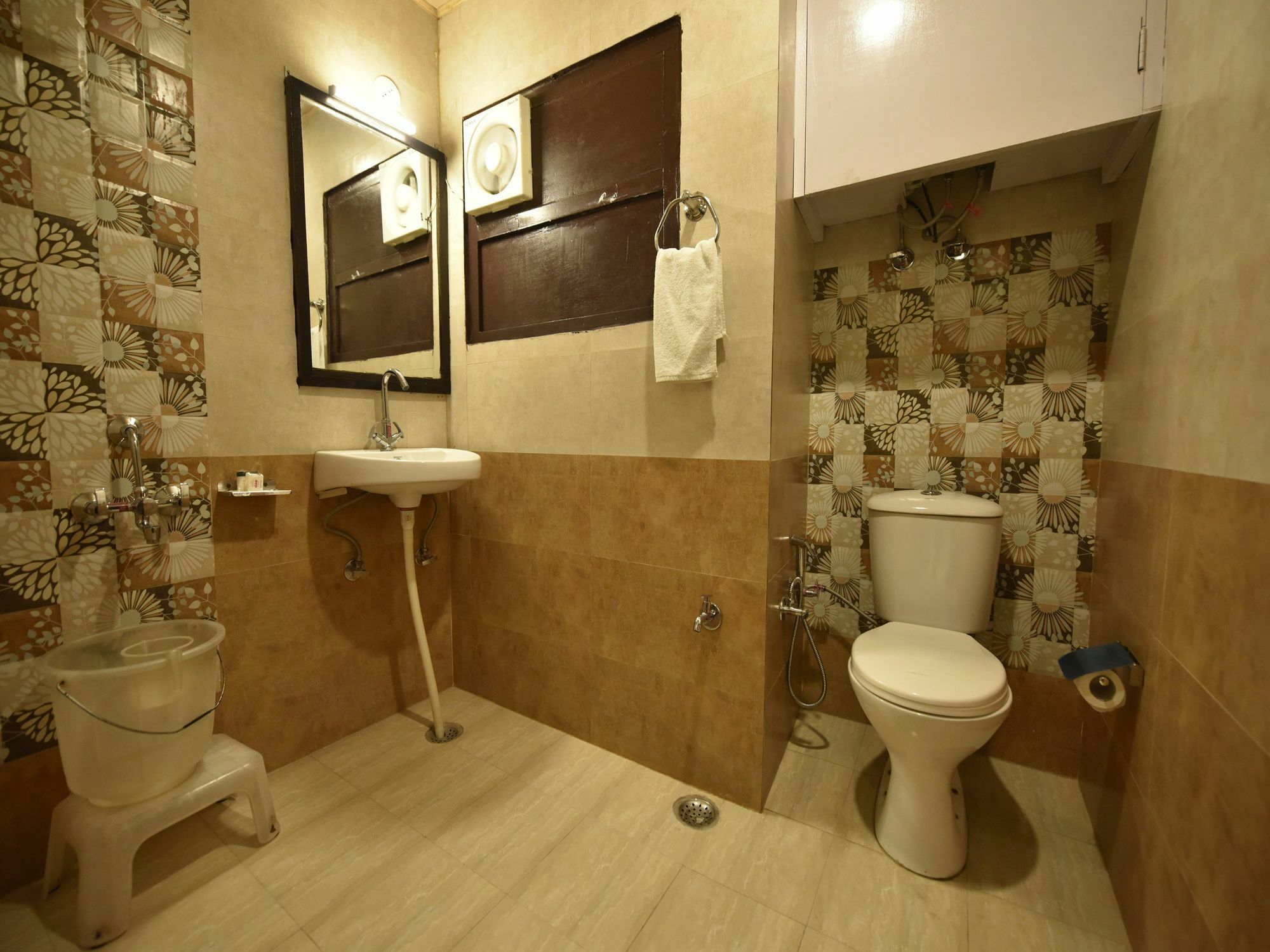 שימלה Oyo 8917 Hotel Crystal Palace מראה חיצוני תמונה